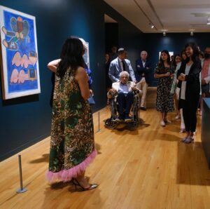 Ahoo Kheradmand Instagram - حضور پرویز تناولی در آرت گالری ونکوور.
عکس؛وام گرفته از صفحه #vanartgallery 
#آرت #آرتیست #پرویزتناولی #هنر #هنرمندان_ایرانی #ونکوور #کانادا 
#vanartgallery #vancouuver #canada #artist #art #artgallery #painting #sculpture #travel #photography #photooftheday #pictures #ahookheradmand