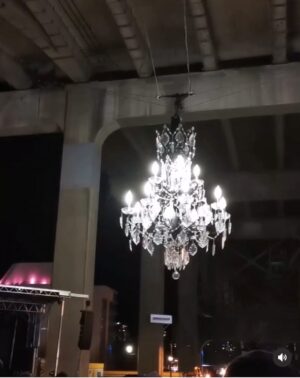 Ahoo Kheradmand Instagram - این لوستر(شاندولیه)بزرگ چرخان در ۲۷نوامبر ۲۰۱۹ با وزن ۳۴۰۰ کیلو گرم و به ارزش ۴میلیون ۸۰۰دلار در زیر یکی از پل های معروف ونکوور (گراندویل)نصب شده و یکی از دیدنی های ونکوور است.و دوبار در ۲۴ ساعت می چرخد. 
ارتیست:راندی گراهام
#granvillebridge #spinningchandelier #vancouver #canada #streetstyle #streetphotography #streetfights #streetart #photooftheday #photography #art #artwork #artgallery #granvillestreet