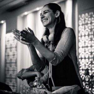 Ahu Türkpençe Instagram - Tüm alkışlar Samsun’un güzel dansçılarına 💕 ilk festival djliğimi böyle enerjisi yüksek, kahkahası bol bir festivalde yaptığım için çok şanslı hissediyorum 🙏🏻 Hiç bitmesin diyerek seyrettiğimiz birbirinden güzel şovlar için @vanessa_gauch, @eshreph, @selensurek, @al_piero, @zeynepaktar , @sercanyigitt, @taclanozumerk , @burakoncel35 , @berkilbadem , @y.badem , @mariamrossa  ve @lakofshonsky’a sonsuz teşekkürler 💕 Her geceyi ayrı bir özenle ,hep birlikte sahiplendiğimiz dj arkadaşlarım  @kemalburhanakay, @alperakglakgl ve @fatihaycin yine yeni yeniden birlikte çalalım 💕 ve yıllardır pes etmeden, her seferinde tüm kalbiyle bu festivalin oluşmasını sağlayan @serkansevinc  ve @tangoinfinity ekibi iyi ki varsınız 🙏🏻💕🙏🏻 Ve tabiki mutluluklarımızı ölümsüzleştiren fotolarıyla @gmzyrc ! Yüz bin milyon öpücük sana 🎈😊🎈