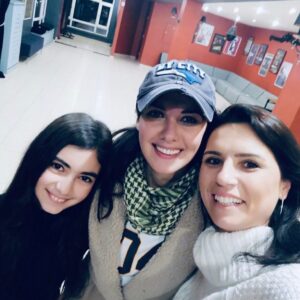 Ahu Türkpençe Instagram - Bu akşam yine çok güldük. Duru Tiyatro’nun güzel seyircilerine sonsuz teşekkürler 💕🙏🏻💕 Bu arada arkadaşlarla birlikte gülmek de ayrı bir keyifliydi 🦋🎉🦋 Hepinizin ayağına sağlık🙏🏻🙏🏻