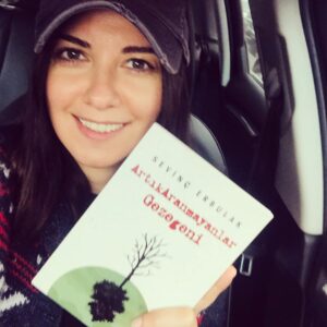 Ahu Türkpençe Instagram - Eve gidip okumaya başlamak için sabırsızlanıyorum 💕😊💕 Dünya tatlısı @erbulaksevinc’ın kitabı #artıkaranmayanlargezegeni kitapçılarda efenim, duymayan kalmasın 🤘🏻😎🤘🏻
