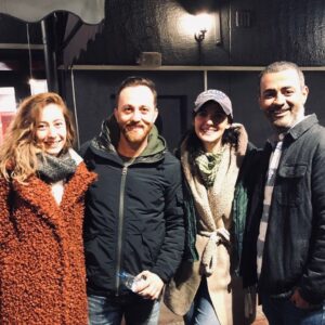 Ahu Türkpençe Instagram - Bu akşam yine çok güldük. Duru Tiyatro’nun güzel seyircilerine sonsuz teşekkürler 💕🙏🏻💕 Bu arada arkadaşlarla birlikte gülmek de ayrı bir keyifliydi 🦋🎉🦋 Hepinizin ayağına sağlık🙏🏻🙏🏻