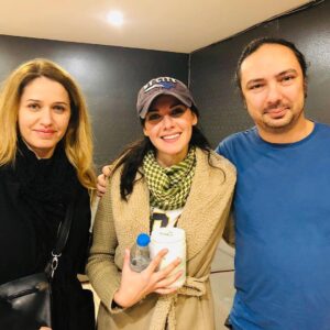 Ahu Türkpençe Instagram - Bu akşam yine çok güldük. Duru Tiyatro’nun güzel seyircilerine sonsuz teşekkürler 💕🙏🏻💕 Bu arada arkadaşlarla birlikte gülmek de ayrı bir keyifliydi 🦋🎉🦋 Hepinizin ayağına sağlık🙏🏻🙏🏻