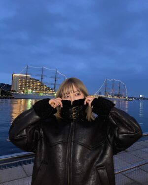 Ai Hayase Instagram - ･
･
･
わたくしの一軍アウター
唯一無二な生地感がたまらんのです ✌︎
･
･
･