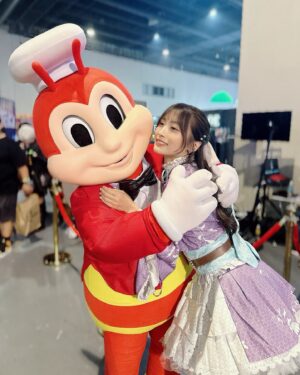 Ai Negishi Instagram - 🐝❤️🐝
.
#Jollibee
もしかして
フィリピンの大スターと
相思相愛？🫢💕
.
#TOYCON2024 #TOYCONEVOLUTION
#jollibeeph #ph #Philippine #bee
#ジョリビー #可愛い #トイコン