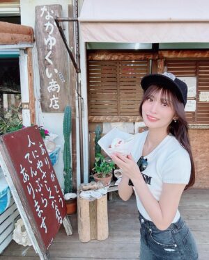 Ai Negishi Instagram - 🍩🍨🍩
.
初めて宮古島に遊びに行った時の❣️
お友達おすすめなかゆくい
人気すぎて並んでたし
ラスト1個しか残ってなくてなななんと
最後の1個をGETできました🤣💕
めちゃくちゃ美味しかった...
せっかくだからアイス乗せで映え🍨💕
.
#なかゆくい #サーターアンダギー #宮古島
#なかゆくい商店 #なかゆくいの紅芋アンダギー 
#私服 #ねぎ私服 #ねぎしふく
