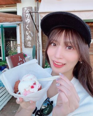 Ai Negishi Instagram - 🍩🍨🍩
.
初めて宮古島に遊びに行った時の❣️
お友達おすすめなかゆくい
人気すぎて並んでたし
ラスト1個しか残ってなくてなななんと
最後の1個をGETできました🤣💕
めちゃくちゃ美味しかった...
せっかくだからアイス乗せで映え🍨💕
.
#なかゆくい #サーターアンダギー #宮古島
#なかゆくい商店 #なかゆくいの紅芋アンダギー 
#私服 #ねぎ私服 #ねぎしふく