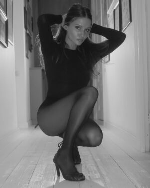 Aida Economu Instagram - am sandale cu ciucuri. în rest, nimic de declarat 🖤
🪩 @mihaelaglavan