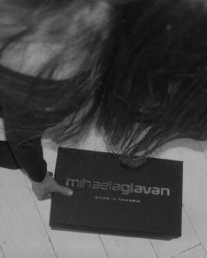 Aida Economu Instagram - am sandale cu ciucuri. în rest, nimic de declarat 🖤
🪩 @mihaelaglavan