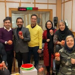 Aidin Khataei Instagram - با برو بچه های با حال رادیو سلامت شب یلدارو‌ بهتون تبریک میگیم روزگارتون اناری😍🤣