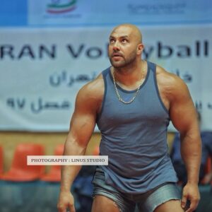 Aidin Khataei Instagram - پادشاهی قصد کشتن اسیری کرد. اسیر در آن حالت ناامیدی شاه را دشنام داد. شاه به یکی از وزرای خود گفت: او چه می گوید؟ وزیر گفت: به جان شما دعا می کند. شاه اسیر را بخشید.
وزیر دیگری که در محضر شاه بود و با آن وزیر اول مخالفت داشت گفت: ای پادشاه آن اسیر به شما دشنام داد.
پادشاه گفت: تو راست می گویی اما دروغ آن وزیر که جان انسانی را نجات می دهد بهتر از راست توست که باعث مرگ انسانی می شود.