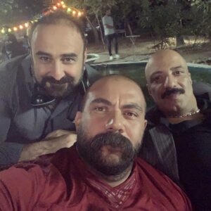 Aidin Khataei Instagram - دوستانی که این روزها سگ بند رو‌میبینن و میپرسن باید عرض کنم که نقش من (ابی غول) به دلایل کاملا نامعلوم و غیر حرفه ای از این فیلم حذف شده...سکانسهایی دیدنی که شما از دیدنش لذت میبردید..این نسخه ای که شما میبینید  بیشترش سانسور شده..یا حق