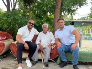 Aidin Khataei Instagram - با گل و شیرینی به همراه محراب فاطمی عزیز رفتیم یه سر به کمپ ترک اعتیاد زدیم این دوستان عزیزمون که الان پاک شدن خیلی انرژی گرفتن و ماهم کلی لذت بردیم ..امیدوارم که هیچ معتادی تو دنیا نباشه و همگی بتونیم با سلامتی در کنار عزیزانمون زندگی کنییم..