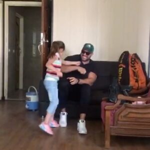 Aidin Khataei Instagram - واسه چی‌منو‌میزنی اخه..شاید واسش جالب منو‌بزنه😂😂😂اصلا من نمیدونم چرا همه دوست دارن منو‌بزنن🤭