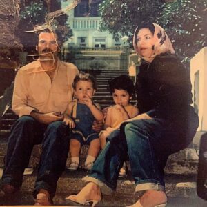 Aidin Khataei Instagram - تمام‌ دنیارو بگردی هیچکس اندازه مادر دوستت نخواهد داشت،از آن دوست داشتنهای تمام نشدنی،و تمام دنیارو بگردی هیچکس جز پدر غصه دار غمهایت نیست ،پس دنیارا به پایشان بریز❤️❤️❤️❤️روحتون شاد