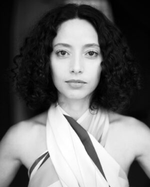 Ailín Salas Instagram - Un retrato de Ailín en la puerta del estudio, hace unos días.