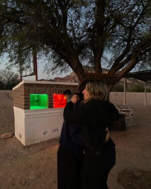 Ailín Salas Instagram - Días, cielos, personas que hacen lindos esos días y esos cielos, helado, limón, cara dorada, cama, nubes, estatua de dinosaurio, abrazos y besos, teléfonos, montañas, kimono y san expedito. Byeee cuídense y cuiden al que esté al ladito.