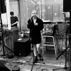 Áine Rose Daly Instagram - Had a fun fun time singing at the @ascendantfoxofficial summer party the other day thanks for having meeeeee ❤️ I ate a maccys before going home and then my Uber driver, unprompted might I add, decided to recount his recent bout of food poisoning from said establishment ✌🏻

Also thanks @futurebrandthinking and @dailypaper for the outfit xoxo