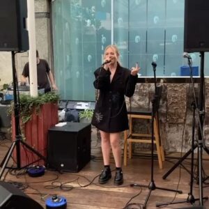 Áine Rose Daly Instagram - Had a fun fun time singing at the @ascendantfoxofficial summer party the other day thanks for having meeeeee ❤️ I ate a maccys before going home and then my Uber driver, unprompted might I add, decided to recount his recent bout of food poisoning from said establishment ✌🏻

Also thanks @futurebrandthinking and @dailypaper for the outfit xoxo