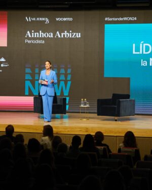 Ainhoa Arbizu Instagram - Un placer presentar, por tercer año consecutivo, el “Santander Women Now” con increíbles protagonistas que lideran sectores tan diversos como la ciencia, el activismo, la literatura, el periodismo, la cultura o el deporte y lo hacen en un tiempo definido por la revolución. La tecnológica, desde luego, pero también las transformaciones sociales y culturales que están definiendo el futuro. Un punto de encuentro de los líderes globales más influyentes en este momento de inflexión. 

Son tantas y tantos… inspiradorxs; líderes para la revolución:

Día 1:
Frances Haugen, Rachel Amstrong, Sonsoles Ónega, Sandra Orta, Ella Fontanals Cisneros, Alice Acuña, Otilia de la Fuente, Begoña García-Rozado, Camilla Läckberg, Elisabet Benavent, Carolina Iglesias, Beatriz Guasch, Carola García Vinuesa, Sandra García-Sanjuán, Fuencisla Clemares, Javier Calvo, Javier Ambrossi, Verónica Fernández… 

Mañana más.
Gracias a @mujerhoy @vocentoeventos por volver a confiar en mi, a @alecorivera por las fotos, a los patrocinadores que me han puesto “mona” @robertoverinooficial @lorealspain @xeniatio y a tantas personas (si empiezo no acabo) que hacen que todo ruede y se disfrute… 

Me voy a dormir con mi amor… 
Confiando en que después de lo que hoy he escuchado y aprendido… un mundo mejor para nuestros pequeños (y para todos) es posible. Y, obviamente, con el convencimiento de que hay que seguir avanzando en la construcción de un mundo más igualitario.