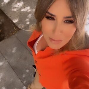 Ainhoa Arbizu Instagram - Semana muuuuy intensa!
3 eventos   un Planeta Tenis.
Lo mejor: achuchar a mi mami en BCN y presentar los premios Admirables dedicados a la trayectoria profesional y humana de nuestros profesionales sanitarios (rompí, por primera vez en mi vida encima de un escenario, recordando a mi Aita). 
Gracias @tot_hom @pedrodelhierro_official @nachoaguayo @tamaragordo @blancacanadas @andreamengs @salonmonchomoreno y …
