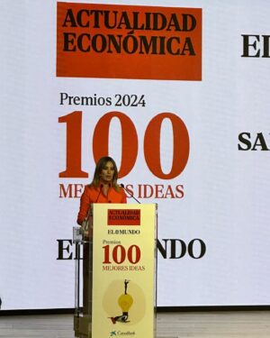 Ainhoa Arbizu Instagram - Semana muuuuy intensa!
3 eventos   un Planeta Tenis.
Lo mejor: achuchar a mi mami en BCN y presentar los premios Admirables dedicados a la trayectoria profesional y humana de nuestros profesionales sanitarios (rompí, por primera vez en mi vida encima de un escenario, recordando a mi Aita). 
Gracias @tot_hom @pedrodelhierro_official @nachoaguayo @tamaragordo @blancacanadas @andreamengs @salonmonchomoreno y …