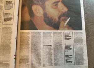 Ainhoa Arbizu Instagram - … Y me llega este regalazo (que pienso enmarcar) y te das cuenta, una vez más, de lo importante que es lo importante. ✨

… “También han definido a Arbizu en el plano personal: Era un hombre fuerte, pero no duro. Su único talón de Aquiles era su familia: sólo lo vi superado cuando tuvo que enfrentar problemas de salud de los suyos. Era directo y, a la vez, cálido. Cuando todavía lo conocía menos me sorprendió el trato extraordinariamente cariñoso que dispensaba a todos los pacientes, pero especialmente a las personas con enfermedad de Alzheimer. Y era un entusiasta. Su capacidad de conseguir que la gente le siguiera a no se sabía muy bien dónde, era legendaria. Como legendaria era su generosidad; inabarcable, literalmente para lo que hiciera falta. Y su honestidad. Como una forma de estar en la vida que le obligaba a ser valiente cuando la ocasión lo precisaba, un poco como Henry Fonda en “Doce Hombres sin Piedad”. Pero que, en contrapartida, le hacía merecedor del respeto de todos; los que estaban de acuerdo y los que no lo estaban tanto pero reconocían su dignidad”. 

… Dos páginas tan increíbles. Tantas cosas que hizo -y desconocíamos- por su humildad y generosidad. Amaba su vocación y se entregaba a ella (y a nosotrxs). 

… Que bonito que escriban, digan y piensen esto de ti, Aita. Que tarde de lágrimas, orgullo, admiración y prioridades. Gracias por enseñarnos tanto. Te echamos tanto de menos. 

Gracias a todos los que habéis contribuido con vuestras bonitas aportaciones. Sobretodo a los Sergio y Toni M.Y. Gracias, Carmen Fernández, por haberte currado tanto (sin conocerte) este artículo. Nos has pellizcado el corazón. Y a Daniel Aparicio (Chari Serrano y equipo de Diario Médico) por tu/vuestra generosidad, profesionalidad y cariño. 

Ya me lo he leído una y otra y otra vez. Muchas gracias. Aita, eras y eres, lo más. @lorea_arbizu 🙌✨