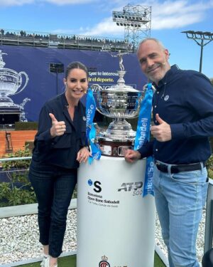 Ainhoa Arbizu Instagram - Sensacional @casperruud consiguiendo (y merecidamente) el @bcnopenbs Trofeo Conde de Godó. Su primer ATP500 y sin ceder un sólo set. 

Sensacional mi primer torneo en @movistarplus @vamos con un equipo profesional y humano que me ha arropado en un momento muy delicado que jamás olvidaré (GRACIAS). 

Sensacional @davidferrer1982 por atendernos a, @alexcorretja74 🫶 y a mí   team, minutos antes de la final con esa tranquilidad y empatía que le caracteriza (te esperamos con los brazos abiertos en Planeta Tenis 3). 

Sensacional cada uno de mis compis porque todos controlan y aportan su “color”, experiencia, ilusión y personalidad. 

Sensacional la vuelta de @rafaelnadal 102 días después de su último duelo en circuito profesional (fue muy emocionante) y sensacionales las sensaciones que me llevo de este nuevo proyecto que encaro con mucha ilusión, con entrega y con pasión. 

Ha sido la semana MÁS dura de mis 25 años de profesión. Ponerme delante de una cámara; concentrada y entretener, contar y disfrutar, teniendo a mi aita muy malito. He hecho lo que sé que él querría que hiciese y cada día cuando llegaba al hospital, después del Godó, le achuchaba con todas mis fuerzas y amor (como ahora). Le achuchábamos mi madre, mi hermana y yo. 

Gracias a mi mami, hermanita, (sois puro amor), mi motor: Leo, cuñado, sobris, (somos una piña!), amigos, familia, al personal del hospital Platón (5a planta) increíble, a mi equipo y sobretodo a mi AITA por ser tan bueno y tan fuerte. Te adoramos. Ahora escribo esto, junto a él 🙌🫶✨

Y gracias @etniacosmetics y @schacon_makeup por maquillar mis lágrimas estos días. Y a @xgonzalvezamat por cuidarnos tanto. Este Trofeo Conde de Godó #71 será único para Ruud (para mi, también). 🙌🫶🎾
