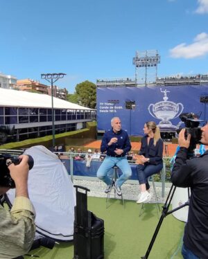 Ainhoa Arbizu Instagram - Sensacional @casperruud consiguiendo (y merecidamente) el @bcnopenbs Trofeo Conde de Godó. Su primer ATP500 y sin ceder un sólo set. 

Sensacional mi primer torneo en @movistarplus @vamos con un equipo profesional y humano que me ha arropado en un momento muy delicado que jamás olvidaré (GRACIAS). 

Sensacional @davidferrer1982 por atendernos a, @alexcorretja74 🫶 y a mí   team, minutos antes de la final con esa tranquilidad y empatía que le caracteriza (te esperamos con los brazos abiertos en Planeta Tenis 3). 

Sensacional cada uno de mis compis porque todos controlan y aportan su “color”, experiencia, ilusión y personalidad. 

Sensacional la vuelta de @rafaelnadal 102 días después de su último duelo en circuito profesional (fue muy emocionante) y sensacionales las sensaciones que me llevo de este nuevo proyecto que encaro con mucha ilusión, con entrega y con pasión. 

Ha sido la semana MÁS dura de mis 25 años de profesión. Ponerme delante de una cámara; concentrada y entretener, contar y disfrutar, teniendo a mi aita muy malito. He hecho lo que sé que él querría que hiciese y cada día cuando llegaba al hospital, después del Godó, le achuchaba con todas mis fuerzas y amor (como ahora). Le achuchábamos mi madre, mi hermana y yo. 

Gracias a mi mami, hermanita, (sois puro amor), mi motor: Leo, cuñado, sobris, (somos una piña!), amigos, familia, al personal del hospital Platón (5a planta) increíble, a mi equipo y sobretodo a mi AITA por ser tan bueno y tan fuerte. Te adoramos. Ahora escribo esto, junto a él 🙌🫶✨

Y gracias @etniacosmetics y @schacon_makeup por maquillar mis lágrimas estos días. Y a @xgonzalvezamat por cuidarnos tanto. Este Trofeo Conde de Godó #71 será único para Ruud (para mi, también). 🙌🫶🎾