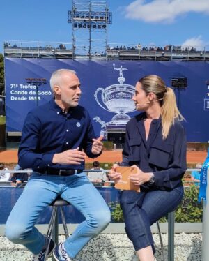 Ainhoa Arbizu Instagram - Sensacional @casperruud consiguiendo (y merecidamente) el @bcnopenbs Trofeo Conde de Godó. Su primer ATP500 y sin ceder un sólo set. 

Sensacional mi primer torneo en @movistarplus @vamos con un equipo profesional y humano que me ha arropado en un momento muy delicado que jamás olvidaré (GRACIAS). 

Sensacional @davidferrer1982 por atendernos a, @alexcorretja74 🫶 y a mí   team, minutos antes de la final con esa tranquilidad y empatía que le caracteriza (te esperamos con los brazos abiertos en Planeta Tenis 3). 

Sensacional cada uno de mis compis porque todos controlan y aportan su “color”, experiencia, ilusión y personalidad. 

Sensacional la vuelta de @rafaelnadal 102 días después de su último duelo en circuito profesional (fue muy emocionante) y sensacionales las sensaciones que me llevo de este nuevo proyecto que encaro con mucha ilusión, con entrega y con pasión. 

Ha sido la semana MÁS dura de mis 25 años de profesión. Ponerme delante de una cámara; concentrada y entretener, contar y disfrutar, teniendo a mi aita muy malito. He hecho lo que sé que él querría que hiciese y cada día cuando llegaba al hospital, después del Godó, le achuchaba con todas mis fuerzas y amor (como ahora). Le achuchábamos mi madre, mi hermana y yo. 

Gracias a mi mami, hermanita, (sois puro amor), mi motor: Leo, cuñado, sobris, (somos una piña!), amigos, familia, al personal del hospital Platón (5a planta) increíble, a mi equipo y sobretodo a mi AITA por ser tan bueno y tan fuerte. Te adoramos. Ahora escribo esto, junto a él 🙌🫶✨

Y gracias @etniacosmetics y @schacon_makeup por maquillar mis lágrimas estos días. Y a @xgonzalvezamat por cuidarnos tanto. Este Trofeo Conde de Godó #71 será único para Ruud (para mi, también). 🙌🫶🎾