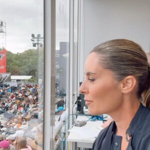 Ainhoa Arbizu Instagram - Sensacional @casperruud consiguiendo (y merecidamente) el @bcnopenbs Trofeo Conde de Godó. Su primer ATP500 y sin ceder un sólo set. 

Sensacional mi primer torneo en @movistarplus @vamos con un equipo profesional y humano que me ha arropado en un momento muy delicado que jamás olvidaré (GRACIAS). 

Sensacional @davidferrer1982 por atendernos a, @alexcorretja74 🫶 y a mí   team, minutos antes de la final con esa tranquilidad y empatía que le caracteriza (te esperamos con los brazos abiertos en Planeta Tenis 3). 

Sensacional cada uno de mis compis porque todos controlan y aportan su “color”, experiencia, ilusión y personalidad. 

Sensacional la vuelta de @rafaelnadal 102 días después de su último duelo en circuito profesional (fue muy emocionante) y sensacionales las sensaciones que me llevo de este nuevo proyecto que encaro con mucha ilusión, con entrega y con pasión. 

Ha sido la semana MÁS dura de mis 25 años de profesión. Ponerme delante de una cámara; concentrada y entretener, contar y disfrutar, teniendo a mi aita muy malito. He hecho lo que sé que él querría que hiciese y cada día cuando llegaba al hospital, después del Godó, le achuchaba con todas mis fuerzas y amor (como ahora). Le achuchábamos mi madre, mi hermana y yo. 

Gracias a mi mami, hermanita, (sois puro amor), mi motor: Leo, cuñado, sobris, (somos una piña!), amigos, familia, al personal del hospital Platón (5a planta) increíble, a mi equipo y sobretodo a mi AITA por ser tan bueno y tan fuerte. Te adoramos. Ahora escribo esto, junto a él 🙌🫶✨

Y gracias @etniacosmetics y @schacon_makeup por maquillar mis lágrimas estos días. Y a @xgonzalvezamat por cuidarnos tanto. Este Trofeo Conde de Godó #71 será único para Ruud (para mi, también). 🙌🫶🎾