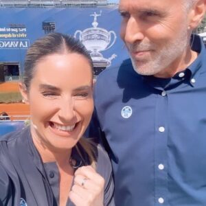 Ainhoa Arbizu Instagram - Sensacional @casperruud consiguiendo (y merecidamente) el @bcnopenbs Trofeo Conde de Godó. Su primer ATP500 y sin ceder un sólo set. 

Sensacional mi primer torneo en @movistarplus @vamos con un equipo profesional y humano que me ha arropado en un momento muy delicado que jamás olvidaré (GRACIAS). 

Sensacional @davidferrer1982 por atendernos a, @alexcorretja74 🫶 y a mí   team, minutos antes de la final con esa tranquilidad y empatía que le caracteriza (te esperamos con los brazos abiertos en Planeta Tenis 3). 

Sensacional cada uno de mis compis porque todos controlan y aportan su “color”, experiencia, ilusión y personalidad. 

Sensacional la vuelta de @rafaelnadal 102 días después de su último duelo en circuito profesional (fue muy emocionante) y sensacionales las sensaciones que me llevo de este nuevo proyecto que encaro con mucha ilusión, con entrega y con pasión. 

Ha sido la semana MÁS dura de mis 25 años de profesión. Ponerme delante de una cámara; concentrada y entretener, contar y disfrutar, teniendo a mi aita muy malito. He hecho lo que sé que él querría que hiciese y cada día cuando llegaba al hospital, después del Godó, le achuchaba con todas mis fuerzas y amor (como ahora). Le achuchábamos mi madre, mi hermana y yo. 

Gracias a mi mami, hermanita, (sois puro amor), mi motor: Leo, cuñado, sobris, (somos una piña!), amigos, familia, al personal del hospital Platón (5a planta) increíble, a mi equipo y sobretodo a mi AITA por ser tan bueno y tan fuerte. Te adoramos. Ahora escribo esto, junto a él 🙌🫶✨

Y gracias @etniacosmetics y @schacon_makeup por maquillar mis lágrimas estos días. Y a @xgonzalvezamat por cuidarnos tanto. Este Trofeo Conde de Godó #71 será único para Ruud (para mi, también). 🙌🫶🎾