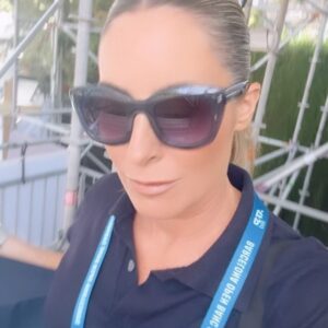 Ainhoa Arbizu Instagram - Sensacional @casperruud consiguiendo (y merecidamente) el @bcnopenbs Trofeo Conde de Godó. Su primer ATP500 y sin ceder un sólo set. 

Sensacional mi primer torneo en @movistarplus @vamos con un equipo profesional y humano que me ha arropado en un momento muy delicado que jamás olvidaré (GRACIAS). 

Sensacional @davidferrer1982 por atendernos a, @alexcorretja74 🫶 y a mí   team, minutos antes de la final con esa tranquilidad y empatía que le caracteriza (te esperamos con los brazos abiertos en Planeta Tenis 3). 

Sensacional cada uno de mis compis porque todos controlan y aportan su “color”, experiencia, ilusión y personalidad. 

Sensacional la vuelta de @rafaelnadal 102 días después de su último duelo en circuito profesional (fue muy emocionante) y sensacionales las sensaciones que me llevo de este nuevo proyecto que encaro con mucha ilusión, con entrega y con pasión. 

Ha sido la semana MÁS dura de mis 25 años de profesión. Ponerme delante de una cámara; concentrada y entretener, contar y disfrutar, teniendo a mi aita muy malito. He hecho lo que sé que él querría que hiciese y cada día cuando llegaba al hospital, después del Godó, le achuchaba con todas mis fuerzas y amor (como ahora). Le achuchábamos mi madre, mi hermana y yo. 

Gracias a mi mami, hermanita, (sois puro amor), mi motor: Leo, cuñado, sobris, (somos una piña!), amigos, familia, al personal del hospital Platón (5a planta) increíble, a mi equipo y sobretodo a mi AITA por ser tan bueno y tan fuerte. Te adoramos. Ahora escribo esto, junto a él 🙌🫶✨

Y gracias @etniacosmetics y @schacon_makeup por maquillar mis lágrimas estos días. Y a @xgonzalvezamat por cuidarnos tanto. Este Trofeo Conde de Godó #71 será único para Ruud (para mi, también). 🙌🫶🎾