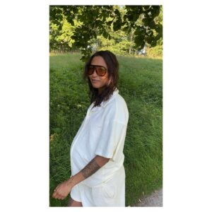 Aino Jawo Instagram - Trying to find some shade or stay close to water in this heatwave☀️💦🥵🔥🤰🏽