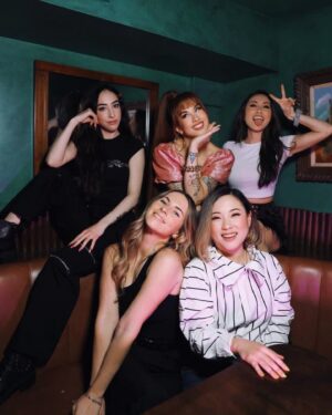 Ainsley Bailey Instagram - When i tell you this was some of THE MOST FUN i have ever had on stage 🥹🩷 huge thank you to @chrissasparkles for having me at the cutest show of all time! (also the wall color at this venue felt v posh like major emerald city vibes & i just rly think we don’t talk about emerald city enough these days idk i just feel like the wizard of oz discourse is rly lacking in 2024 😔)