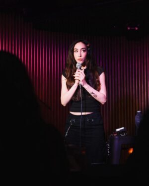 Ainsley Bailey Instagram - When i tell you this was some of THE MOST FUN i have ever had on stage 🥹🩷 huge thank you to @chrissasparkles for having me at the cutest show of all time! (also the wall color at this venue felt v posh like major emerald city vibes & i just rly think we don’t talk about emerald city enough these days idk i just feel like the wizard of oz discourse is rly lacking in 2024 😔)