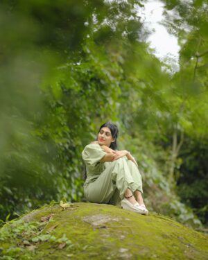 Aishu Instagram - Amidst the sounds of nature @parakkatnatureresortmunnar 💚

Loved every minute of the staycation !😍🌸

#parakkatnatureresorts #staycation #vacaymode #natureresort