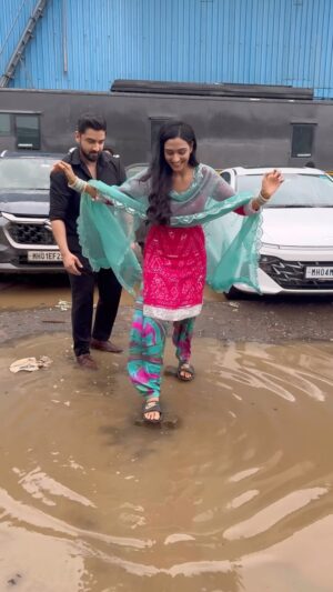 Aishwarya Khare Instagram - Bol rahi thi Baarish mein Ghumna hai 😆🤣😆

#reels #funnyreels