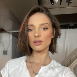 Aitana Rinab Perez Instagram - So I did something kinda crazy but I love it ! Thank you @christina.liberatore for killing it on my hair! 😘😙