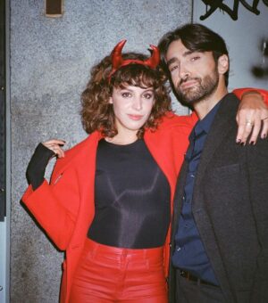 Aitor Luna Instagram - Como vais con @valerianetflix_ ?Yo agradecido de poder compartir con tan maravillosos compañeros....pero @silmalopez se lleva la #palma, Gracias por hacerlo TAN fácil amiga!!! #compañeraca @netflixes