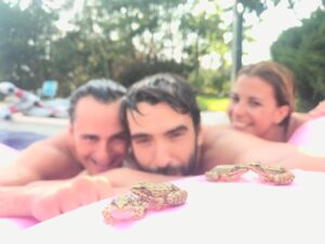Aitor Luna Instagram - Que Ranas tenía de un buen baño!!!! @asieretxeandia @candelitasmaria