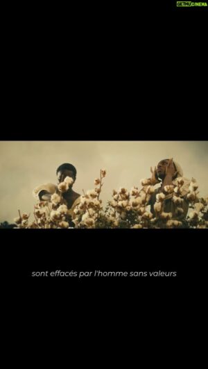 Akhenaton Instagram - 🔥 Nouvel extrait de "Sans Valeurs" tiré de notre nouvel album "HHHistory" 🔥 disponible en vinyl le 11/12/23 et sur les plateformes le 2/02/2024

Les jeunes lasses de leurs salades sont tous devenus des carnassiers
Trop tendus, trop de billets en jeu, ils font chanter l’acier
Ils passent très tôt d’écoliers à bourreaux
Mais il y a des choix que tu payes cash, du coup c’est cage ou caveau

On ne menait pas la vie de château à la case, à l’occase un resto
Humblement tout comme quand je laisse parler le stylo
À l’heure où la vie, la mort se décident en réseau
Je serre les crocs car cet homme-là a tué sa raison

Les traces de nos pères sont effacées
Par l’homme sans valeurs mais qui suit juste le plan
Les rêves de nos mères sont écrasés
Parce que ces malades en haut ne laissent passer que le vent... 

Merci aux musiciennes de @opera_marseille

Vidéo réalisée par @didierddaarwin

🎵 Lien vers le clip complet dans la bio. 🔄

 #SansValeurs #IAM #Réflexion #hiphop #hiphop50 #hhhistory #hhh