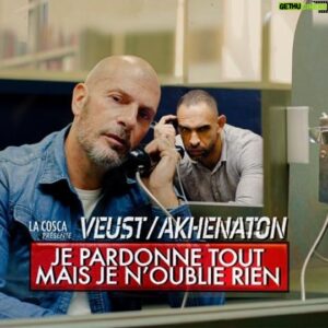 Akhenaton Instagram - « JE PARDONNE TOUT MAIS JE N’OUBLIE RIEN » AKH X VEUST
By Akhenaton

Je me souviens de l’époque où les gens, m’appelaient Jésus
Trop doux pour ce monde, donc, issue prévue, et au fond
Le quartier à un plan dessiné pour Issa
Partager le pain, entouré par 11 Judas

Je sors du Handy bag et fais mes classes sur le tas
Avantage de l’ombre, extrait droit, de nulle part
Je sais d’où je viens, où je vais, je ne vais pas dévier
Sans biberon à l’eau d’Évian, élevé, à l’eau de l’évier

Dés le premier combat, j’ai dû chuter de haut
Perdu les mots, quand les balles ont fusé dans le dos
Rien à faire, nos pas de loups, sont des pieds de biches
La guerre des pauvres, c’est la paix des riches

Et tu as beau être un gars super-normal
Ils veulent changer ta foutue bonne étoile en Supernovas
Emprisonner nos jours dans les petits délits
Je vois les montagnes sur le sol comme l’a prédit Elie

Je ne veux ni cadeau, ni carton, ni papier, mec
Ni de prison, ni caveau, ni clapier mec
Je hais l’uniformité en toute chose
Je ne serai ni brigadier, ni maton, ni quartier-maître

Fatigué d’écouter les haineux monologues
Les leçons de vies des faux journalistes et leurs modes
Depuis longtemps petit, le nom à un prix
On met la thune sur le cheval, qui a déjà du crédit, eh comprend

Je n’y peux rien, ainsi va le monde
Je n’ai que mes mots bro’, pour alimenter ma prose
Entends mes propos, et leur colère qui gronde
C’est l’impasse lorsque l’art ne peut plus changer les choses

Je peux encaisser leur histoire
Les mensonges et les alibis
Bien trop courte est leur mémoire
Le mal qui les ronge les avilit

La lame pointée sur eux-mêmes
Je ne les hais pas du tout, limite je les plains
On ne va pas rejouer les scènes
Je pardonne tout mais je n’oublie rien

Dur de pardonner la trahison je ne digère pas
Ça me fait penser à une histoire sur deux petits de chez moi
Un avait les clin’s l’autre avait le cash
Ils ont fait un snap livraison de Weed, livraison de mash’

Des livreurs dans tout le département
Produits bien coffrés aucun risque de débarquement
Y en a un qui coffre y en a un qui claque
Celui qui coffre dit à celui qui claque

Faut que tu coffres la vie met des claques…/…

#monopolium #hiphop #hiphop50