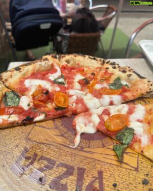 Akhenaton Instagram - J avais déjà droit aux magnifiques pizze de Killian à la maison NPLTN mais la j ai eu la chance de goûter aux créations du champion du monde de pizza Pasquale Yohann Mormile! Merci à tous et à Marine, Kevin et Diego 🤲🏼💜 a’ Muntanara (pizza frite) m’a ramené en enfance chez ma Mamie… Amore e Pace