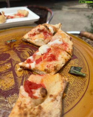 Akhenaton Instagram - J avais déjà droit aux magnifiques pizze de Killian à la maison NPLTN mais la j ai eu la chance de goûter aux créations du champion du monde de pizza Pasquale Yohann Mormile! Merci à tous et à Marine, Kevin et Diego 🤲🏼💜 a’ Muntanara (pizza frite) m’a ramené en enfance chez ma Mamie… Amore e Pace