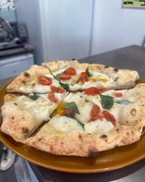 Akhenaton Instagram - J avais déjà droit aux magnifiques pizze de Killian à la maison NPLTN mais la j ai eu la chance de goûter aux créations du champion du monde de pizza Pasquale Yohann Mormile! Merci à tous et à Marine, Kevin et Diego 🤲🏼💜 a’ Muntanara (pizza frite) m’a ramené en enfance chez ma Mamie… Amore e Pace