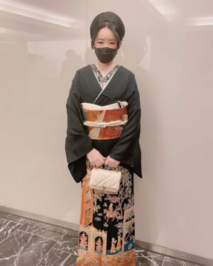 Akiko Higashimura Instagram - 今日はブルガリのブルガリアウローラアワードの授賞式でした✨菜々緒ちゃんにトロフィーを渡してもらって感激しました。「主に泣いてます」から早‥8年？こんな日が来るなんて‥と感激でした！
黒留袖をキモノ姫などでご活躍のカタヤマトモコ先生に着付けていただいて、めっちゃおしゃれなパーティ風に！！ほかにも写真いくつかアップしますー！
このバッグもブルガリなんですけど着物と合う！

@bulgari
#Bvlgari
#AvroraAwards
#InspiringWomen
#菜々緒
#カタヤマトモコ
#イトカワ