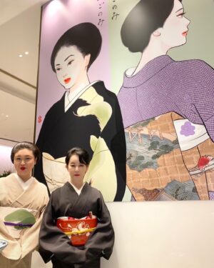 Akiko Higashimura Instagram - こんなに大きいんです！！

何だか今年の秋はアートづいてる東村です✨

#慎太郎ごのみ#地獄太夫#東村アキコ#銀太郎お頼み申す