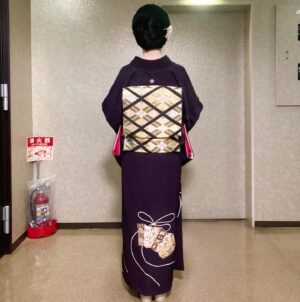 Akiko Higashimura Instagram - 昨日はお友達の結婚式でした！行きつけの歌舞伎町の髪セット屋さんでパパッと結ってもらって、家に戻って自分で着物着て結婚式場へ‥！おめでたい扇の「末広」の着物です。結婚式久しぶりだったので感動しました✨るいくんゆうかちゃん、お幸せに！！

#ごふく美馬 #higashimuraakiko#消火器 #東村アキコ #東京タラレバ娘 #かくかくしかじか #訪問着 #美食探偵明智五郎  #雪花の虎 #着物#偽装不倫ロス