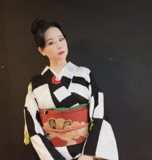 Akiko Higashimura Instagram - お正月からちょっと経ってしまいましたがあけましておめでとうございます！
白黒市松と松の帯でおめでたく！
美馬さんコーデです✨
レトロな気分になりました
#ごふく美馬